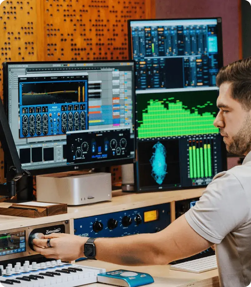 Tomek z Hugiz Records w studio
